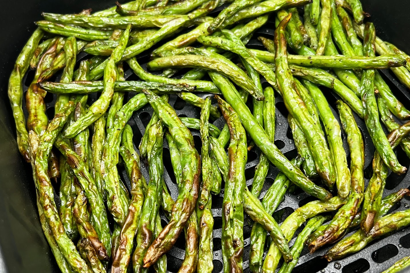 Photo of Roasted Green Beans on air fryerroasting tray.