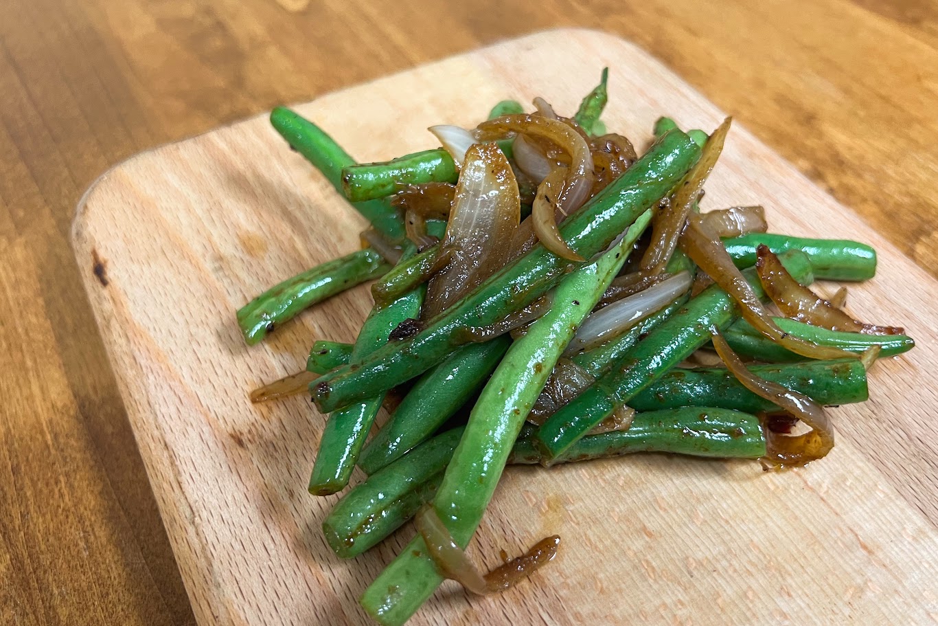 Photo of finished recipe served on wooden plank